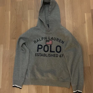 Ralph Lauren hoodie - Ralph lauren hoodie 8/10 skick| nytt pris 2000| skriv om funderingar?
