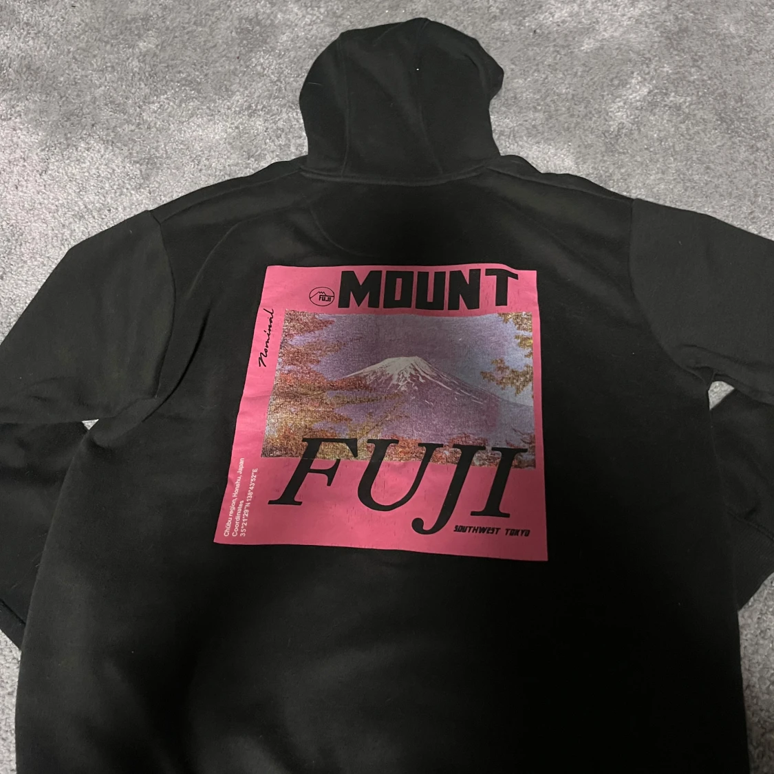 Svart hoodie från Nominal - 90