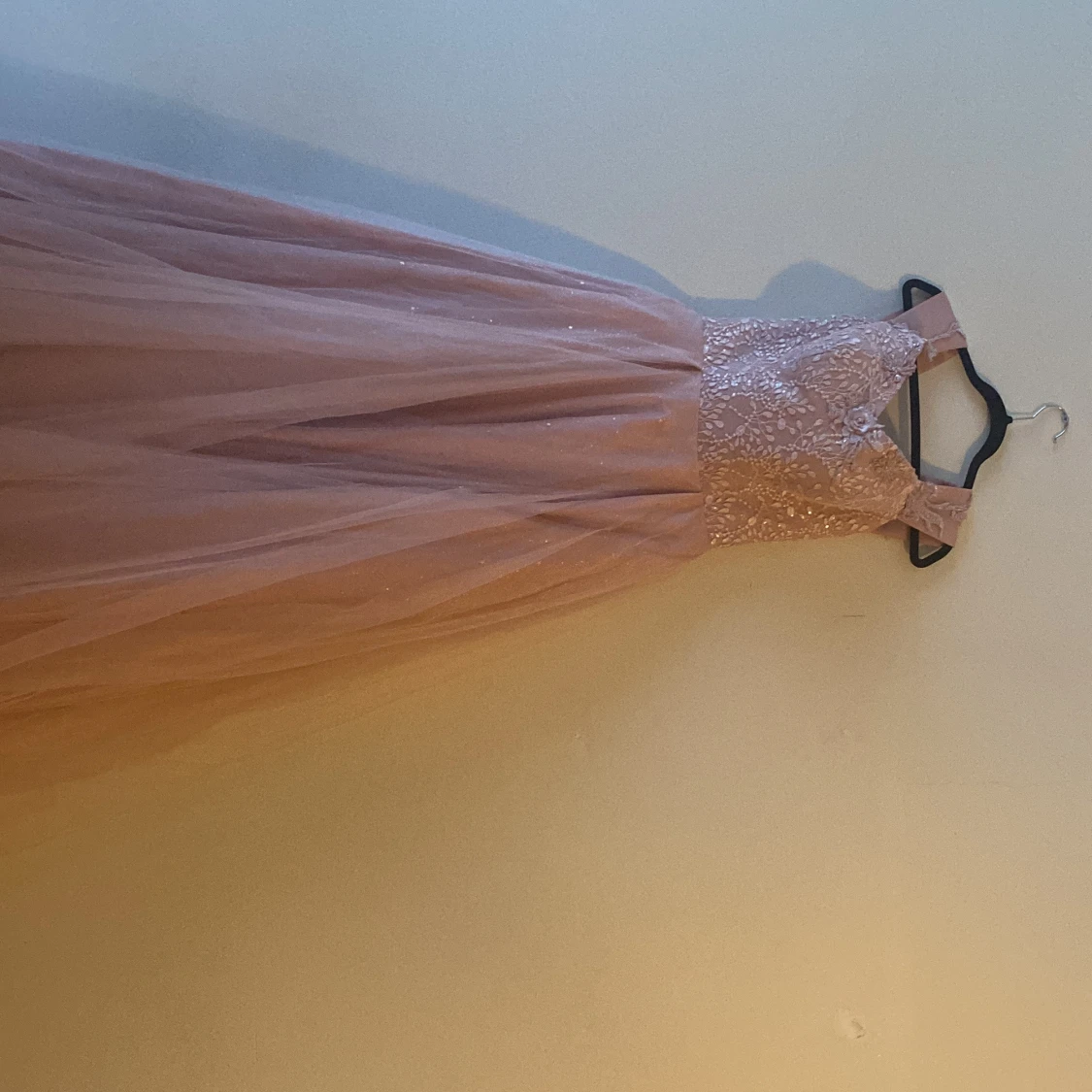 Rosa långklänning med spetsdetaljer - 90