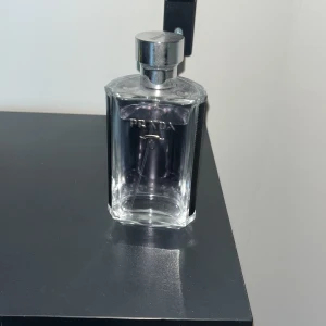 Prada Milano parfym - • 85-90 ML kvar som ni ser på bilden, det var 100 ML från början • nypris: 1300kr på boozt, mitt pris: 799kr • Skriv vid frågor • Fraktar samma dag • Luktar riktigt gott, perfekt till sommaren