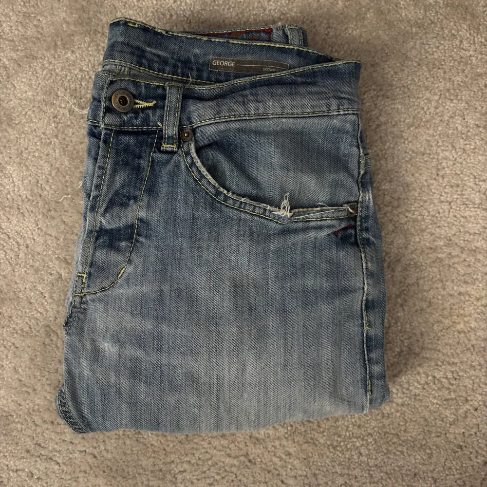 Säljer nu ett par extremt snygga dondup george jeans. Storlek 32. Jag är 180 o dom sitter perfekt på mig. Mitt pris: 600. Hör av er vid fler bilder eller frågor.. Farkut & Housut.