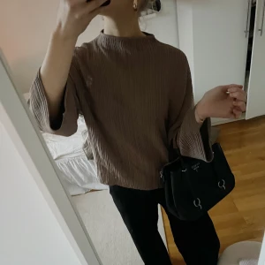 Super fin tröja - Säljer denna super fina beige/bruna tröjan ifrån Wera som är så snygg med trekvarts ärmar