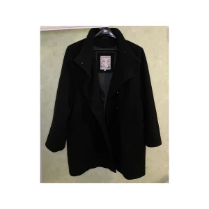 Kappahl | Dam | Kappa/Höstkappa | Svart | Stl. 44/46 - Svart kort kappa/höstkappa i filttyg från Kappahls 'sentimental journey'-kollektion. Storlek 44/46.  I bra använt skick! Syns att kappan är använd, lite luddigare i tyget främst på ärmarna (se bild 4.) Kappan är ändå fin i helhet!  Ungefärliga mått: Längd: 93 cm Byst: 98 cm Midja: 120 cm Höft: 124 cm Ärm: 64 cm