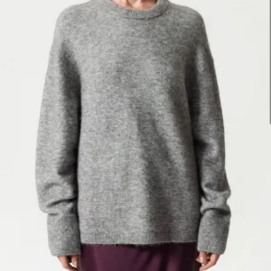 Grå stickad tröja - Säljer denna super fina stickade tröja från &other stories. Storlek S men sitter oversized så passar M och L. Endast använd fåtal gånger och i super fint skick! 550 kr + frakt. Vid fler frågor, etc skriv privat 🌺🙌🏼🙏🏼🪸🩷🥳