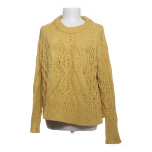 Oversized Senaps färgad stickad tröja, Zara - En mysig gul stickad tröja från Zara med ett snyggt flätmönster. Tröjan har långa ärmar och en rund halsringning. 