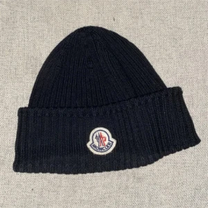 Svart moncler mössa - Säljer denna moncler barreto mössan, perfekt för vintern. Mössan är självfallet äkta, köpt på NK i Göteborg för ca 2 år sedan. Nypris ca 2400!