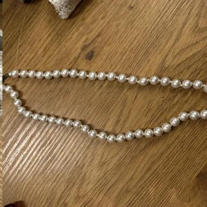 Klassiskt pärlhalsband - Elegant pärlhalsband med vita pärlor.
