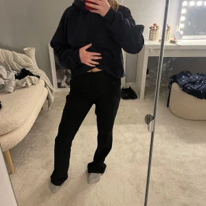 Svarta kostymbyxor  - Snygga svarta byxor med hög midja och fickor, använda fåtal gånger då de är för stora på mig.