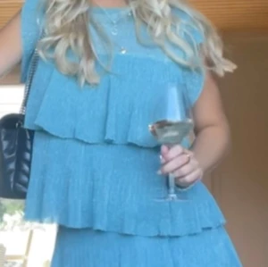 Kjol och topp från zara med volangers - Supersnyggt set från Zara. Toppen är i storlek M och kjolen S.