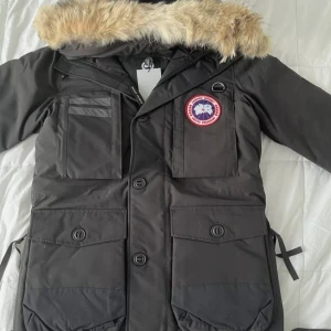 Canada Goose jacka "NY" bytes - Säljer en svart parkajacka från Canada Goose.        (Hjälper brorsan att byta bort sin jacka för det var inte hans stil direkt) så kom med bytes förslag 