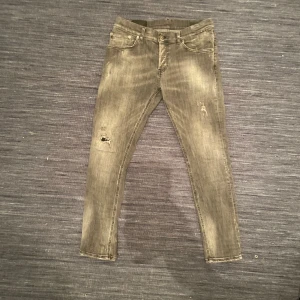 Dondup jeans  - Tja, säljer nu dessa riktigt sköna och feta dondups. Modellen är mius och de är slim och liknas med george modellen. Nypriset på dessa ligger även på 3500kr!!! Kom gärna med ett rimligt prisförslag eller frågor!!!