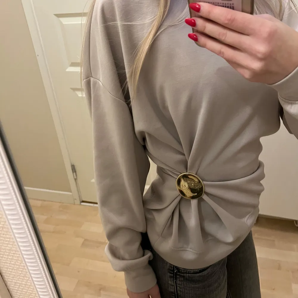 Superfin brosch som gör att du kan styla dina kläder på massa olika sätt så du får en helt ny garderob! Ger dina kläder en elegantera och exklusivare look och framhäver midjan, se bilder för exempel hur några sätt man kan styla🌸. Asusteet.