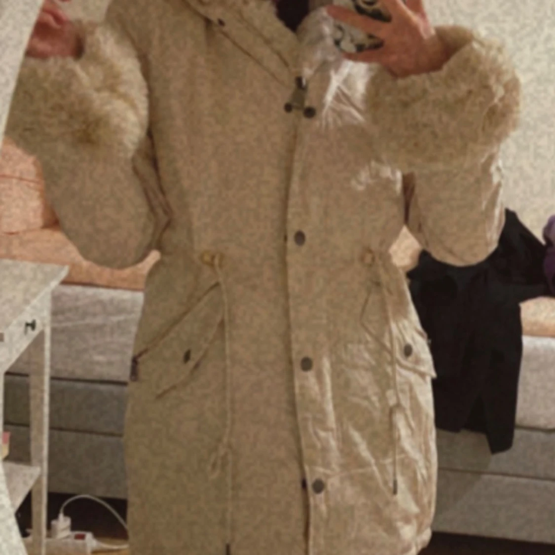 Beige parkajacka med pälsdetaljer