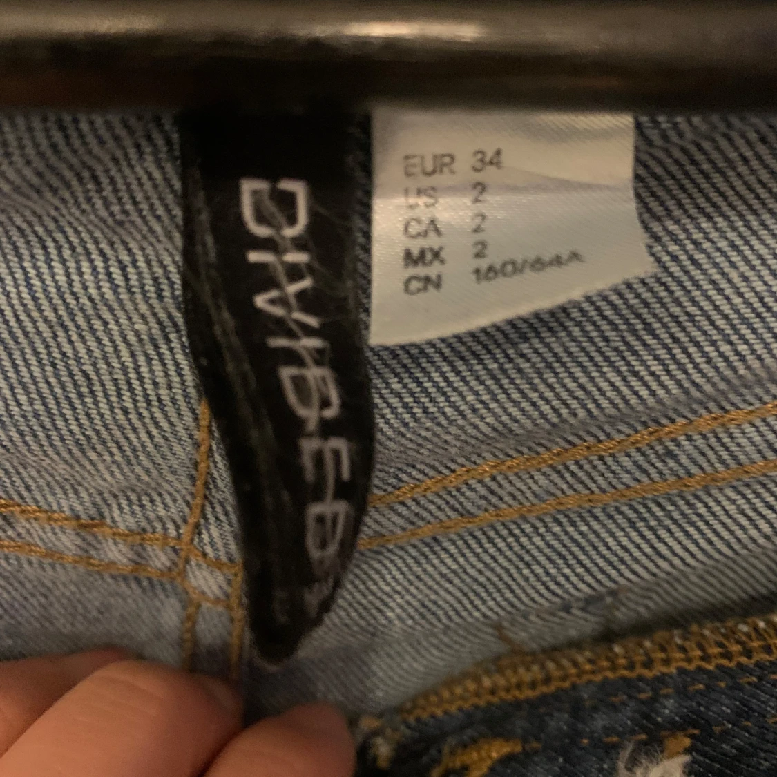 Blå jeans med slitningar - 90