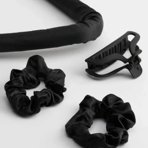 Heatless curl rod - Säljer min heatless curl rod från Åhléns. Funkar tyvärr inte med min hårtyp så säljer den. Endast testat någon gång så i fint skick! 