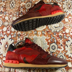 Valentino Rockrunners  - Hej! Säljer nu mina skor från märket Valentino, Storlek 41 bra skick. Tveka inte på att höra av dig om du har frågor eller funderingar kring skorna!