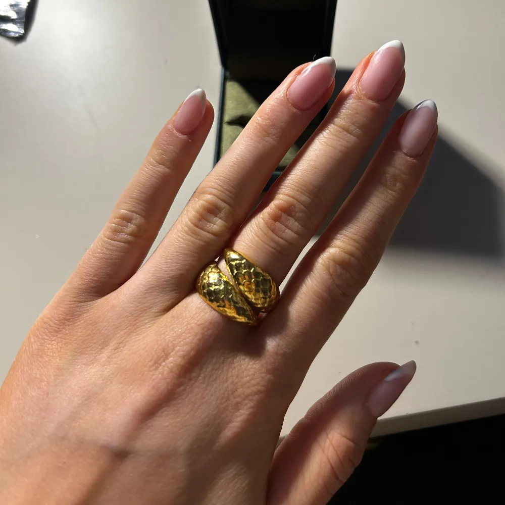 Superfin ring från Maria Nilsdotter i storlek 17(kan justeras) Den har inga märkbara defekter och är knappt använd. Säljer då den inte används längre🥰🌟 Hör av dig om du har frågor eller vill diskutera pris💗. Asusteet.