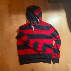 hoodie från Polo Ralph Lauren - Säljer en snygg vintage hoodien från Ralph lauren. Hoodien är I bra skick 7/10. Storlek är M men passar lite mer som S skulle jag säga 
