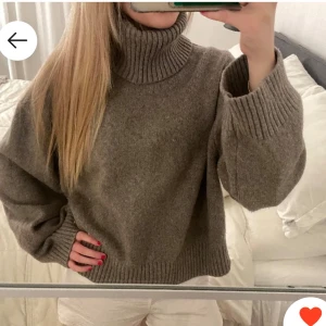 Stickad polotröja  - Brun stickad tröja med hög krage perfekt nu till vintern och jättebra skick. Köpte i våras här på Plick men har inte kommit till användning. (Bilder från förra ägaren) 