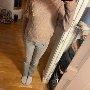 Beige stickad tröja från Zara - Mysig beige stickad tröja från Zara i storlek S. Perfekt för kyliga dagar med sin mjuka och bekväma passform. Tröjan har långa ärmar och en klassisk rund halsringning. Säljer eftersom den inte kommer till andvändning längre. 