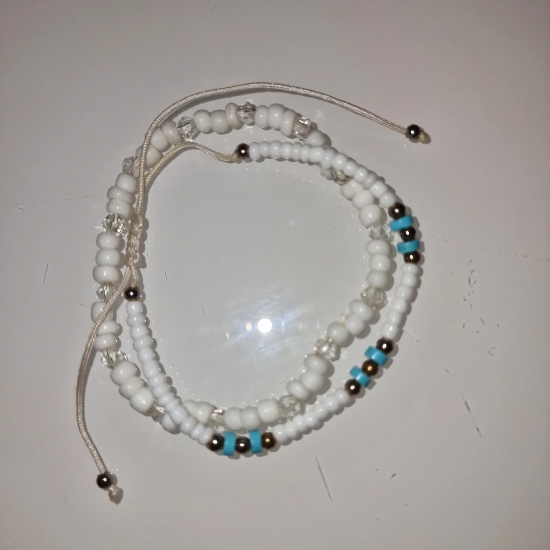 Vitt och turkost pärlarmband - 90
