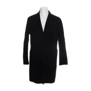 Mörkblå kappa från Zara Man - Elegant svart kappa från Zara Man i en ull- och polyesterblandning. Det är en väldigt mörk blå. 