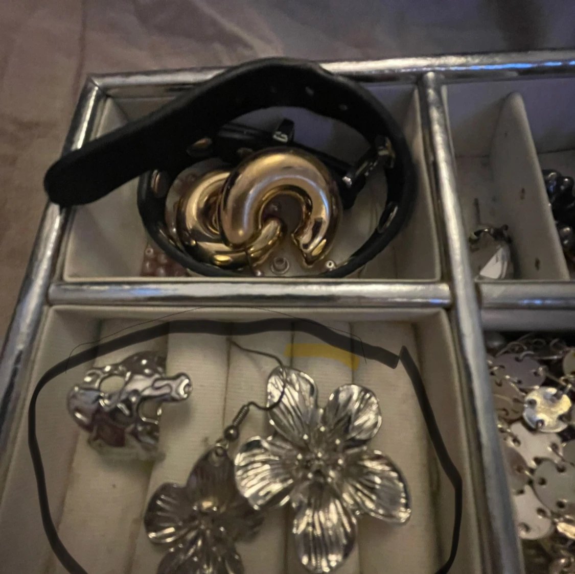 Blommiga silverörhängen o silver ring