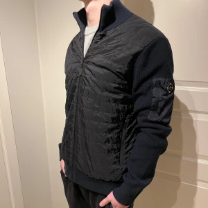 J.Lindeberg cardigan - Riktigt snygg och skön J.L cardigan! | Den är i mycket fint skick och i stort sätt inget tecken på användning! | Storlek L men kan nog passa M också, ställ gärna frågor om mått osv, mvh!!