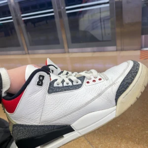 jordan 3 fire red denim 2020  - jordan 3 fire red denim as feta skor köpte på sneakerhyllan men passade inte så säljer för o bli av med dem första bästa till kvarn flexibel med pris. köpte för 1600 då de är riktigt fräscha men behöver pengarna för annat då de inte passa mig. skriv för fler bilder eller info om skorna. 