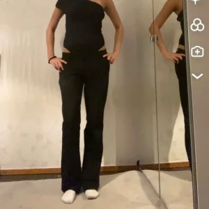 BikBok kostymbyxor  - Lågmidjade bootcut kostymbyxor från bikbok, uppsprättade nere vid benen (kan skicka bild) annars helt utan defekter! 