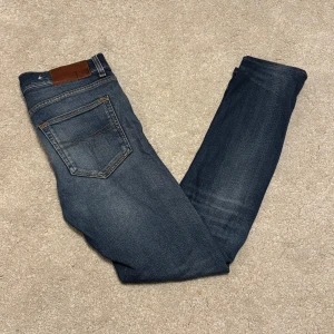 Mörkblå jeans - Tiger of Sweden Jeans storlek 28/32. Skicket är bra, använda ett fåtal gånger. Modellen är Evolve. Bara att skriva vid frågor.