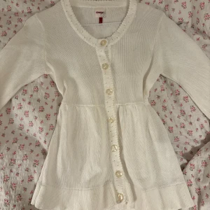 Vit babydoll kofta - Säljer en söt vit kofta från ONLY i storlek S. Koftan har långa ärmar och knappar framtill. Passar bra på mig som har xs, har lite fläckar men märks knappt av nör man har på sig den. Öppen för prisförslag 💗