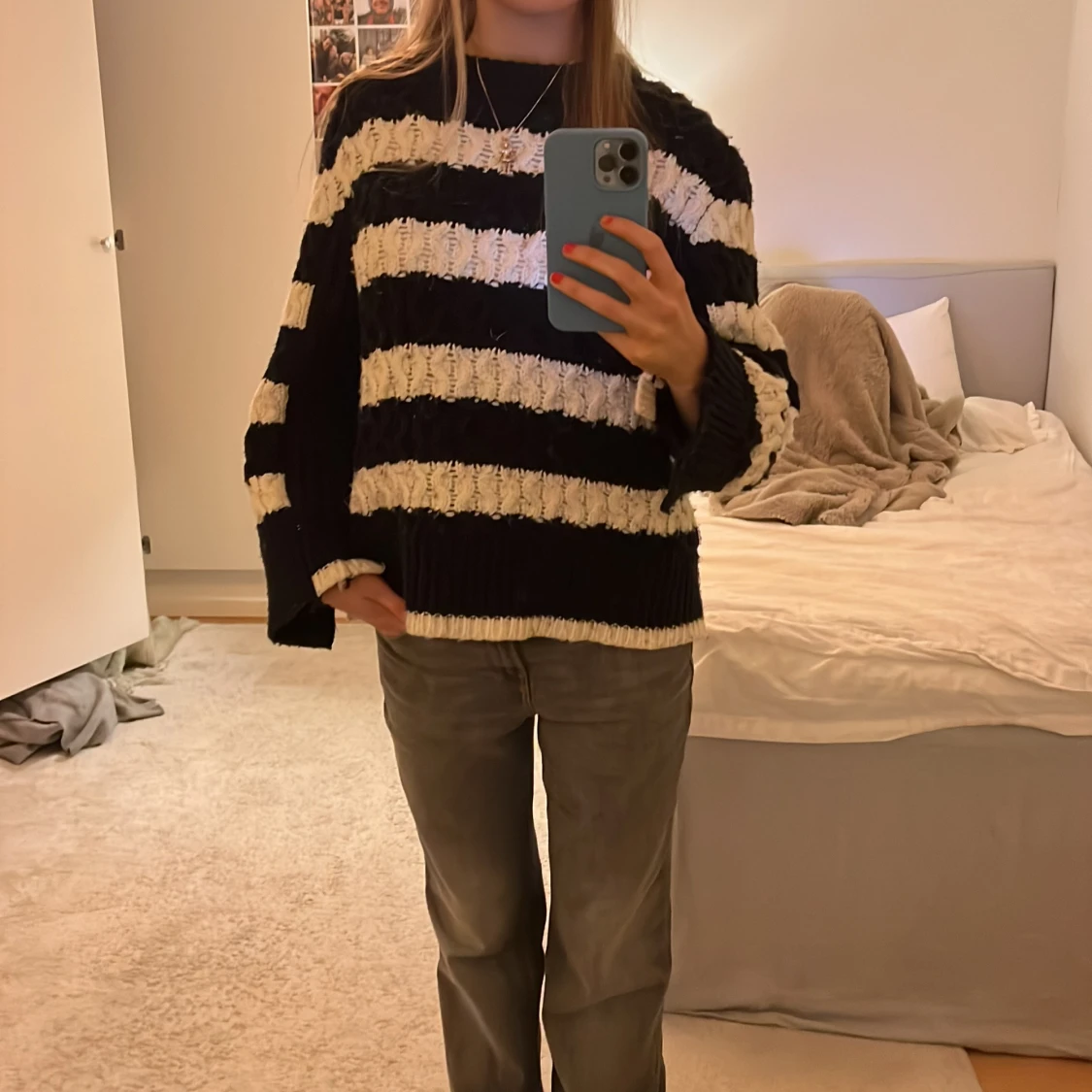 Randig stickad tröja i svart och vit