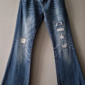 lågmidjade jeans  - superfina lågmidjade bootcut jeans!! så trendiga, köpt på plick men tyvärr lite för korta för mig.. midja: 40cm, innerbenslängd: 80cm🥰 står L på lappen men uppfattar dem mer som S/M!