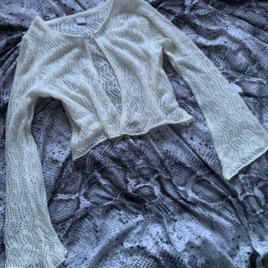 Vit bomulls spets kofta - Jag säljer min vita bommuls spets kofta från Lindex. Passar med allt och är stil ren. Är i kids size men passar S/XS. I nyskick☺️