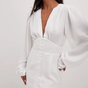 Vit klänning - Perfekt till studenten, endast använd 1 gång till min student 2024. Inga defekter. Nypris 699. 