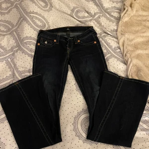 Mörkblå jeans Joey Low Rise Flare - Snygga mörkblå jeans i storlek 23 från True Religion i modellen Joey Low Rise Flare. De har en låg midja och utsvängda ben. Är slutsålda på många ställen💞