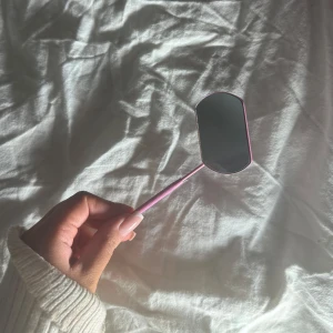 Rosa spegel för fransar  - Snygg och praktisk rosa handhållen spegel för fransförlängning. Funkar också för smink och touch-ups. Helt felfri och funkar precis som den ska 🩷🩷🩷