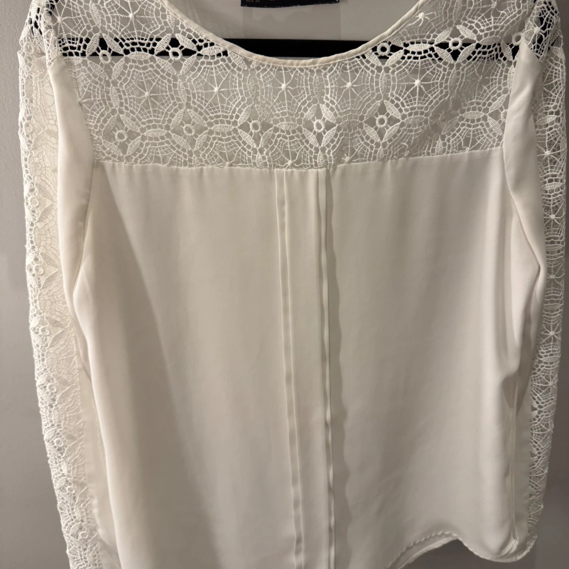 Vit blus med spetsdetaljer från Zara Basic