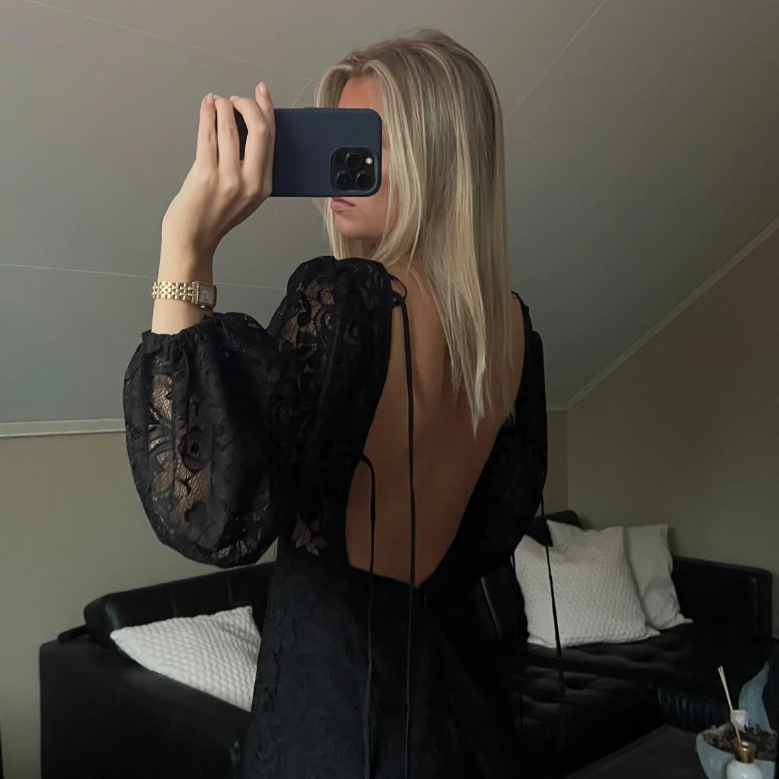 Svart klänning med öppen rygg