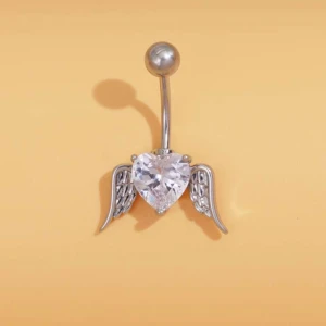 Navelpiercing med hjärta och vingar - Snygg navelpiercing med ett glittrande hjärta i mitten och små vingar på sidorna. Piercingen har en silverfärgad stav och en rund kula upptill. Perfekt för att ge en extra touch till din stil.