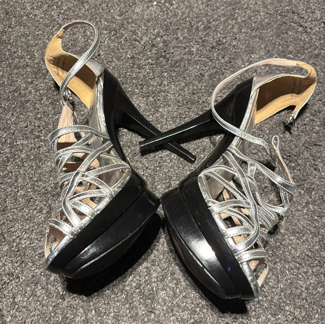 Silvriga klackskor med remmar - 90