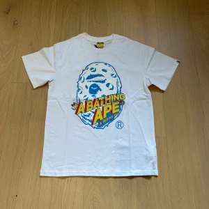 BAPE T-Shirt : Nysick m kvitto - A Bathilg Ape T-Shirt. Säljer då ja fick den i julklapp och inte ritkigt tycker om den. Storlek L men passar mera översized M Nypris cirka 119€ Såklart fins kvitto