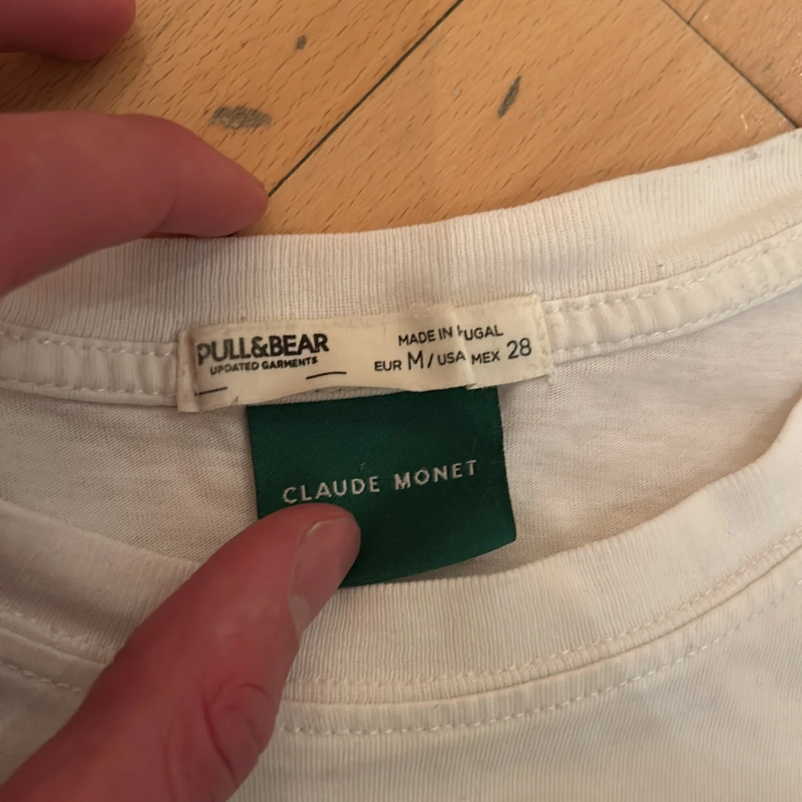 Vit t-shirt med Claude Monet-tryck från Pull&Bear - 91