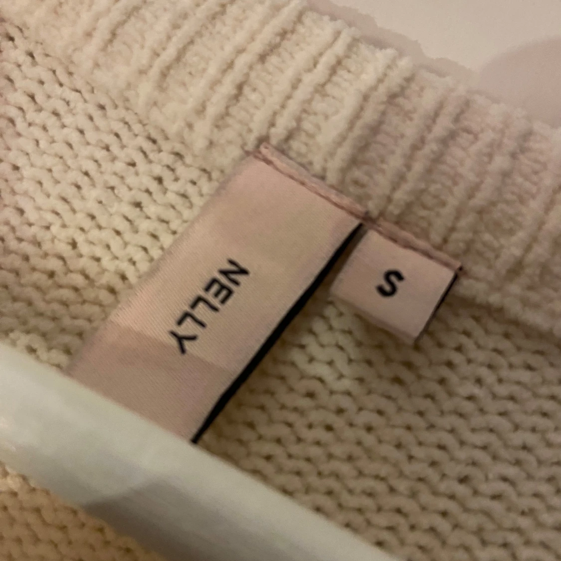 Vit stickad tröja med stjärna från Nelly - 91