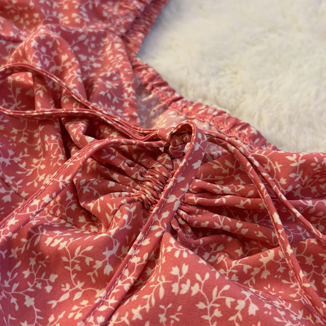 Rosa blommig topp med knytning - 92