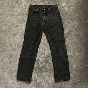 Svarta Weekday jeans - Svarta Space relaxed jeans. Storlek 29/34. Slitna i benslutet och i grenen