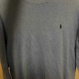 Blå Ralph Lauren  - Fin blå Ralph Lauren tröja!  Pris kan diskuteras 💙Bild 2 representerar färgen bäst! Lite sliten vid kragen som man ser på bilderna