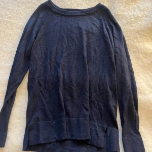 Mörkblå  tröja från Soaked in Luxury - Säljer en  mörkblå tröja från Soaked in Luxury. Bra skick🥰