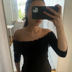 Off shoulder topp  - Svart off shoulder topp med spetsdetaljer ❤️‍🔥